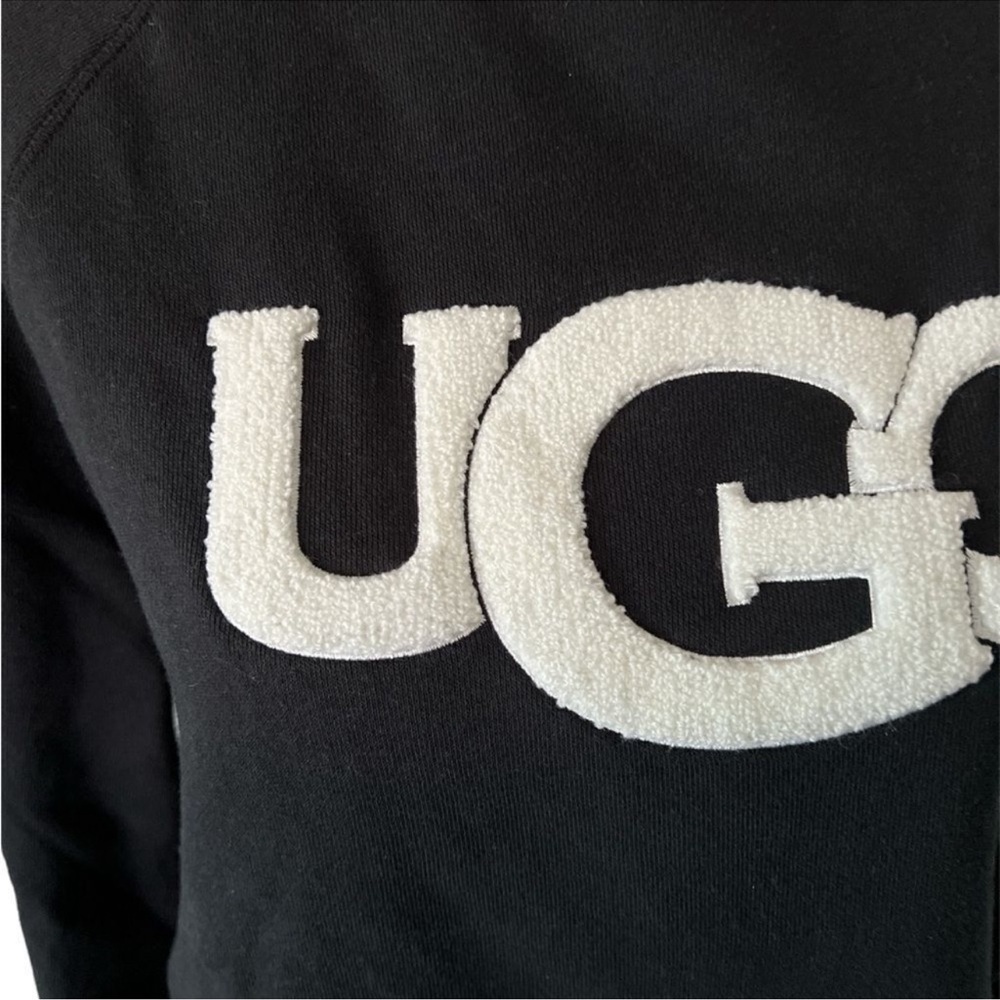 🆕 UGG Women’s Fuzzy Logo Crewneck Sweatshirt size M